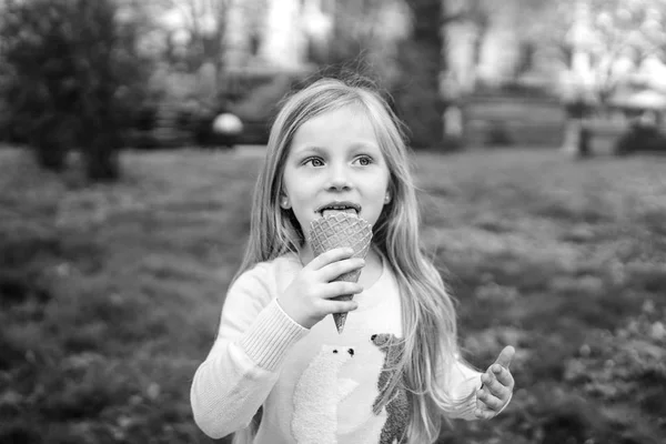 Pretty Little Girl Eating Ice Cream Outdoor — Stock Photo, Image