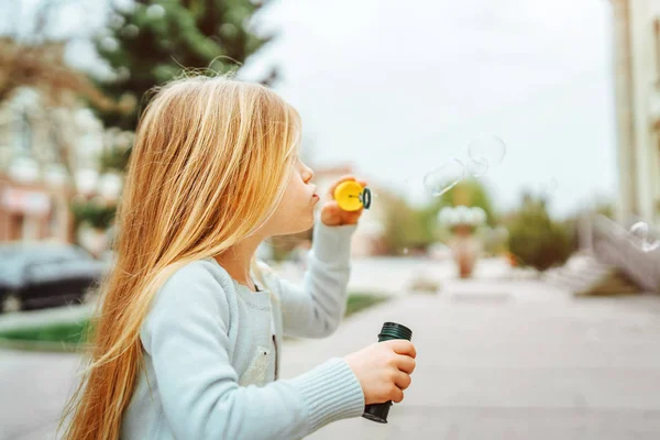 Pequena Menina Bonita Soprando Bolhas Livre — Fotografia de Stock