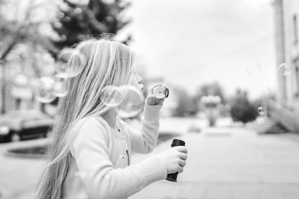 Malá Hezká Holčička Vyfukuje Bubliny Venkovní — Stock fotografie