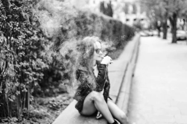 Hübsche Frau Raucht Elektronische Zigarette Freien — Stockfoto