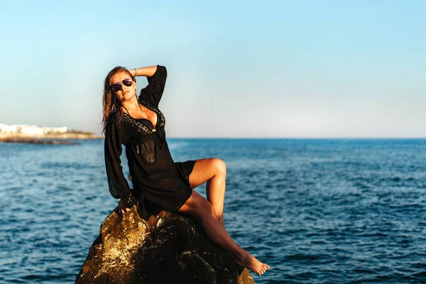여자는 바다에서 일광욕 — 스톡 사진