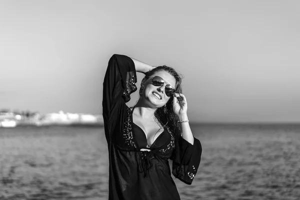 Mooi Meisje Zonnebaden Stenen Aan Zee — Stockfoto