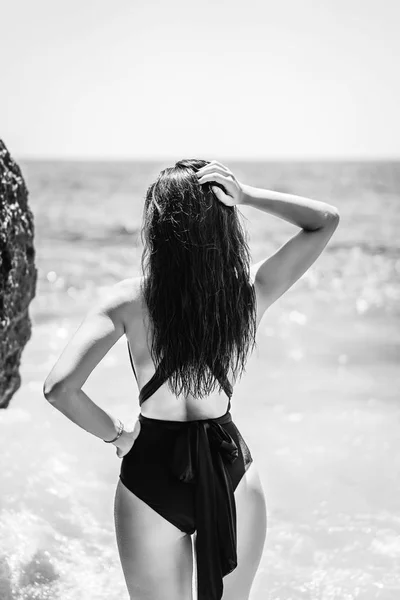 Πίσω Όψη Του Κορίτσι Μαύρο Μαγιό Θάλασσα Backgroun — Φωτογραφία Αρχείου