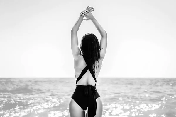Вид Ззаду Дівчину Чорному Купальнику Морем Спині — стокове фото