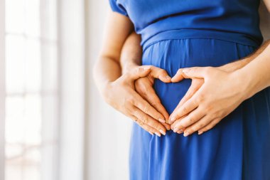 Oldukça hamile kadın kocasıyla kapalı sarılma