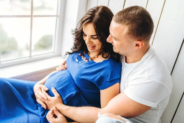 Portret Van Mooie Zwangere Vrouw Met Man Zitten Buurt Van — Stockfoto