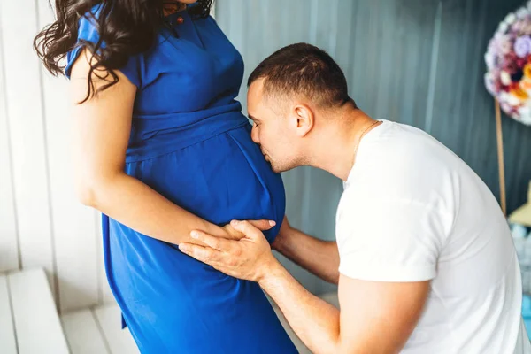 Gelukkig Man Kussen Wifes Buik — Stockfoto