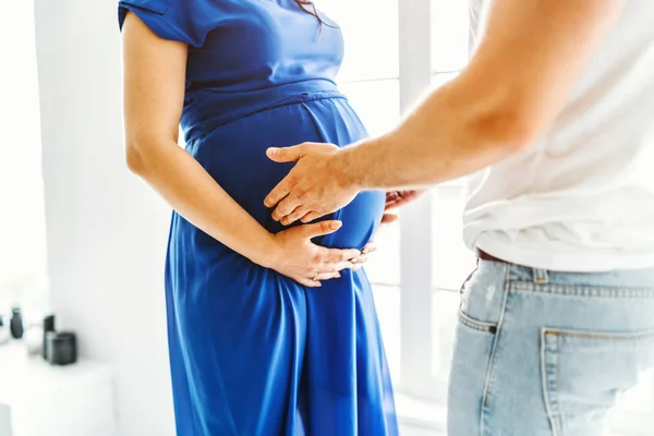 Portret Van Mooie Zwangere Vrouw Met Echtgenoot Hand Hand Buik — Stockfoto