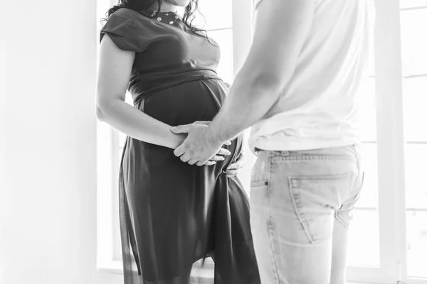 美丽怀孕妇女的画像与丈夫手在腹部 — 图库照片