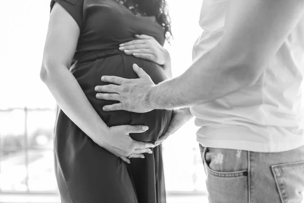 Porträt Einer Hübschen Schwangeren Mit Mann Der Bauch Berührt — Stockfoto