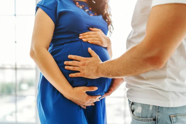 Portret Van Mooie Zwangere Vrouw Met Echtgenoot Aanraken Van Buik — Stockfoto