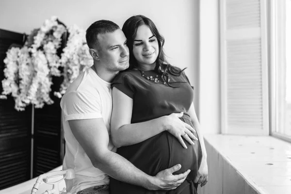 Πορτρέτο Του Όμορφη Έγκυος Γυναίκα Άντρα Που Αγκαλιάζει Εσωτερικούς Χώρους — Φωτογραφία Αρχείου