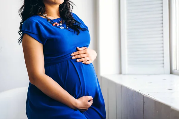 Mooie Zwangere Vrouw Buurt Van Witte Houten Muur — Stockfoto