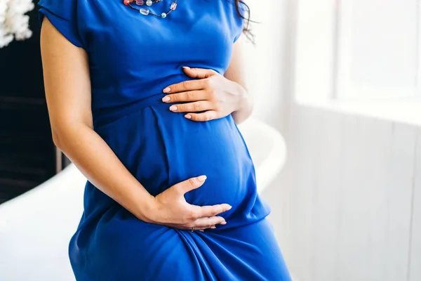 Mooie Zwangere Vrouw Buurt Van Witte Houten Muur — Stockfoto