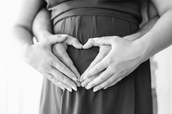 Mooie Zwangere Vrouw Knuffelen Met Echtgenoot Binnenshuis — Stockfoto