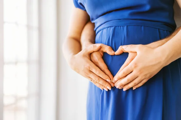 Mooie Zwangere Vrouw Knuffelen Met Echtgenoot Binnenshuis — Stockfoto