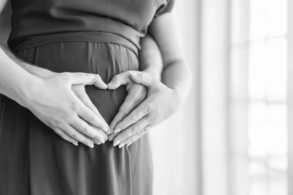 Mooie Zwangere Vrouw Knuffelen Met Echtgenoot Binnenshuis — Stockfoto