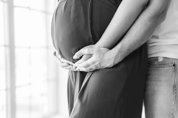 Αρκετά Έγκυος Γυναίκα Αγκαλιάζει Σύζυγό Της Εσωτερικούς Χώρους — Φωτογραφία Αρχείου
