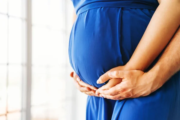 Mooie Zwangere Vrouw Knuffelen Met Echtgenoot Binnenshuis — Stockfoto