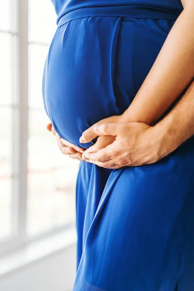 Mooie Zwangere Vrouw Knuffelen Met Echtgenoot Binnenshuis — Stockfoto