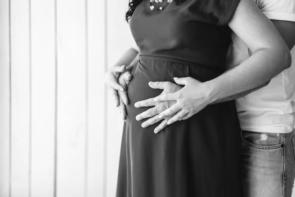 Ziemlich Schwangere Frau Umarmt Mit Ehemann Drinnen — Stockfoto