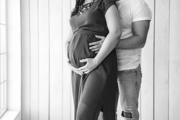 Ziemlich Schwangere Frau Umarmt Mit Ehemann Drinnen — Stockfoto