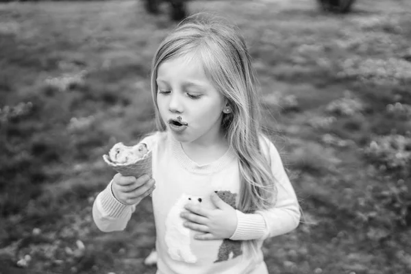 Söt Liten Flicka Äter Glass Utomhus — Stockfoto