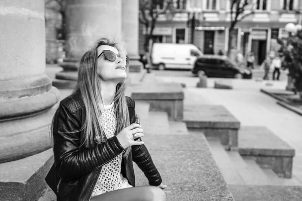 Güzel kadın duman elektronik sigara açık