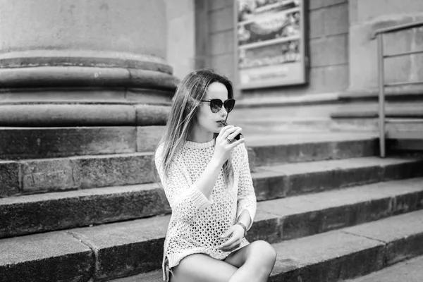 Hezká Žena Kouře Elektronická Cigareta Venkovní — Stock fotografie