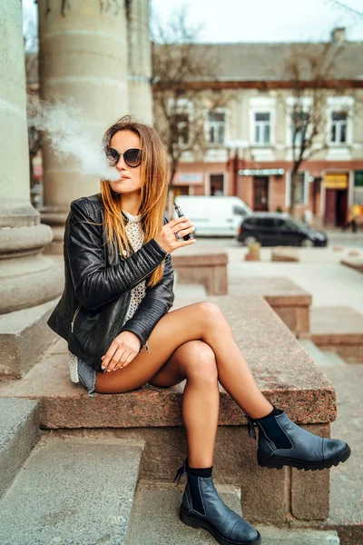 Jolie Femme Fumée Cigarette Électronique Plein Air — Photo