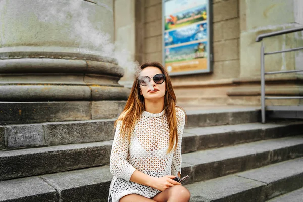 Jolie Femme Fumée Cigarette Électronique Plein Air — Photo