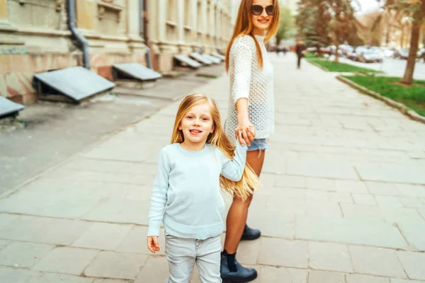 Moeder Met Dochtertje Wandelen Straat — Stockfoto