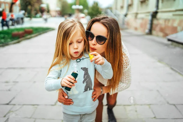 Menina Bonita Com Mãe Soprando Bolhas Livre — Fotografia de Stock