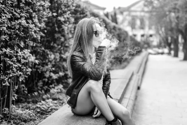 Красивая Женщина Курит Электронную Сигарету Открытом Воздухе — стоковое фото