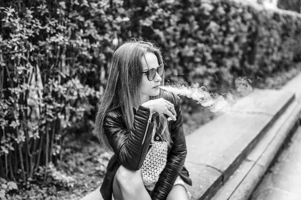 Mujer Bonita Humo Cigarrillo Electrónico Aire Libre — Foto de Stock