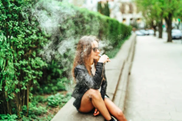 漂亮女人吸烟电子香烟户外 — 图库照片