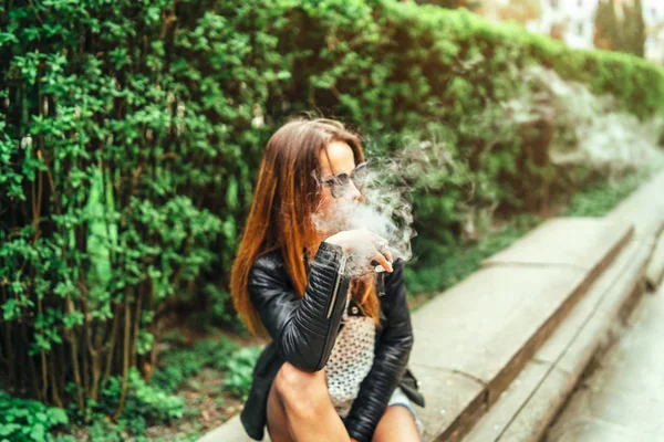 Mooie Vrouw Rook Elektronische Sigaret Buiten — Stockfoto