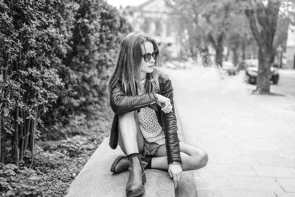 Güzel kadın duman elektronik sigara açık