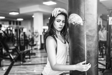 Kum torbası jimnastik salonu yakınındaki oldukça sportif kız