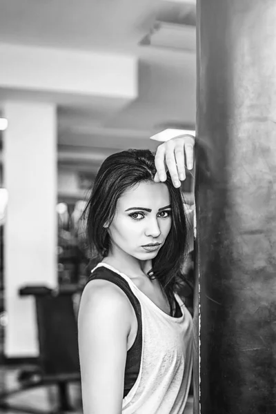 Szép Sportos Lány Közelében Boxzsák Tornateremben — Stock Fotó