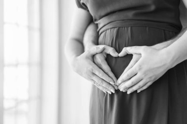 Kocası ile oldukça hamile kadın kucaklama