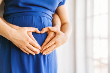 Kocası ile oldukça hamile kadın kucaklama