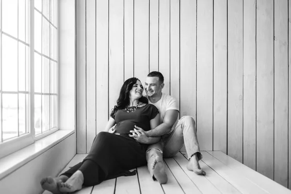 Hübsche Schwangere Frau Mit Ihrem Glücklichen Ehemann — Stockfoto