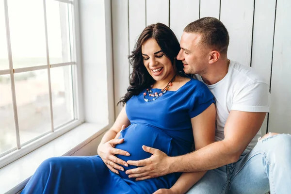 Αρκετά Έγκυος Γυναίκα Τον Σύζυγό Της Ευτυχισμένη — Φωτογραφία Αρχείου