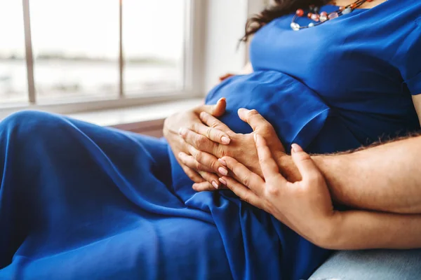 Mooie Zwangere Vrouw Knuffel Met Haar Echtgenoot — Stockfoto