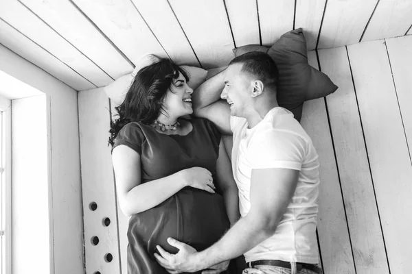 Jolie Jeune Femme Enceinte Avec Son Mari — Photo