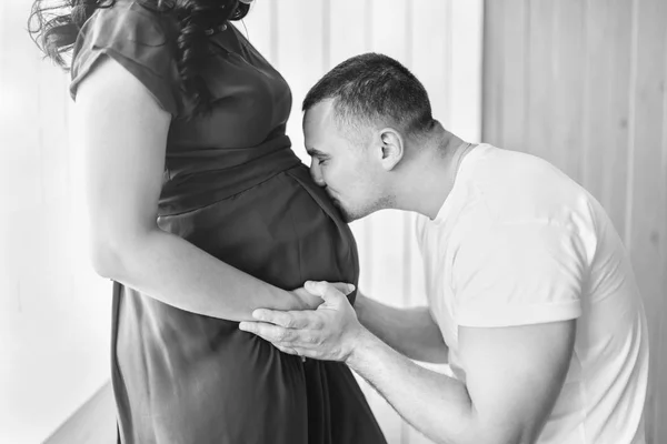 Dość Młoda Kobieta Ciąży Mężem — Zdjęcie stockowe
