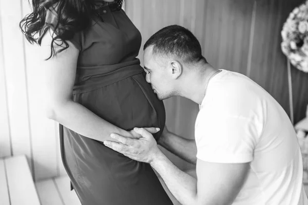 Hübsche Junge Schwangere Frau Mit Ihrem Mann — Stockfoto