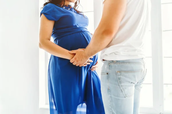 Mooie Zwangere Vrouw Met Haar Gelukkige Echtgenoot — Stockfoto