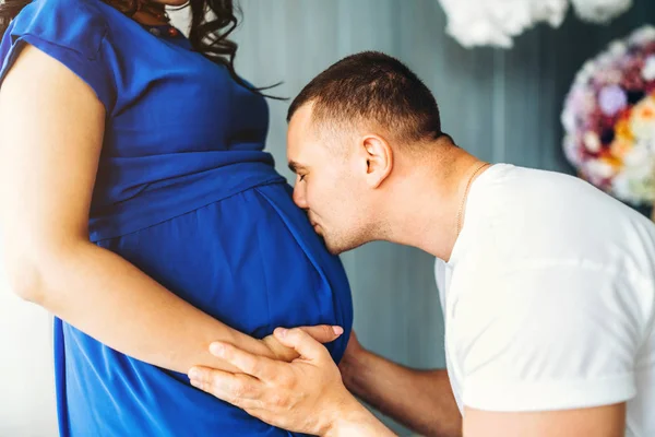 Mooie Jonge Zwangere Vrouw Met Haar Man — Stockfoto